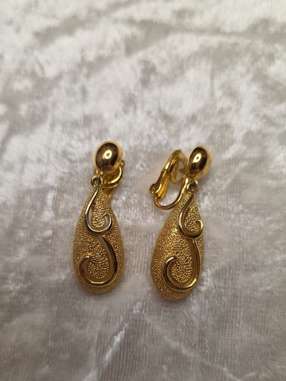 Vintage Trifari Gold-Tone Textured Teardrop Clip-On Grannycore Earrings